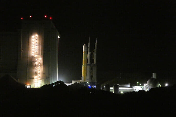 組み立て棟から発射台にロケットを移動させる様子