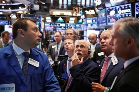 　９月２日、８月の米雇用統計を受け、９月の利上げ観測はやや後退したが、年内の追加利上げは依然見込まれている。写真はＮＹ証券取引所のトレーダー、８月撮影（２０１６年　ロイター/Lucas Jackson）