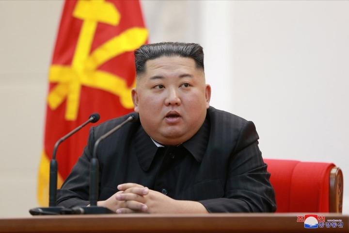 北朝鮮国営の朝鮮中央通信（ＫＣＮＡ）は、米国内で野党民主党などから北朝鮮の非核化に懐疑的な見方が出ていることに関し、米朝両国の関係改善に向けた取り組みを阻害していると批判し、トランプ大統領は懐疑論に耳を貸すべきではないとけん制した。写真は金正恩朝鮮労働党委員長。平壌で８日に撮影。ＫＣＮＡ提供（２０１９年　ロイター）