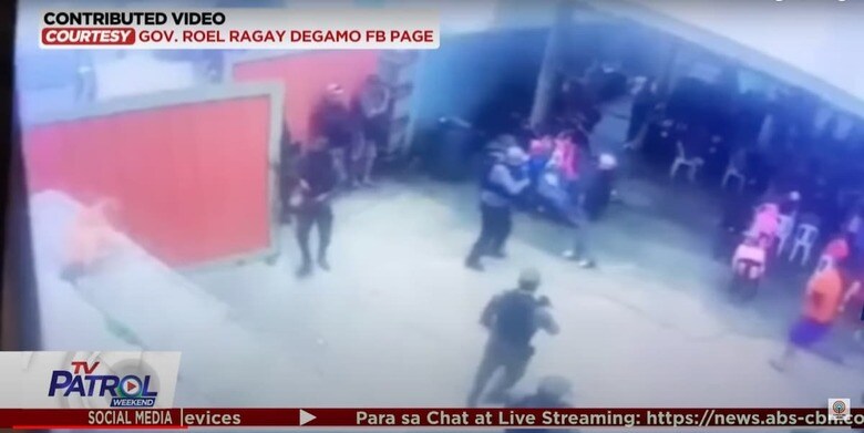 監視カメラが捉えた武装集団による襲撃の瞬間　ABS-CBN News / YouTube