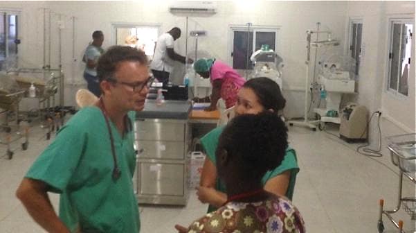 CRUOの集中治療室。奥は緊急医療を受ける乳児たち（今回もスマホ撮影）