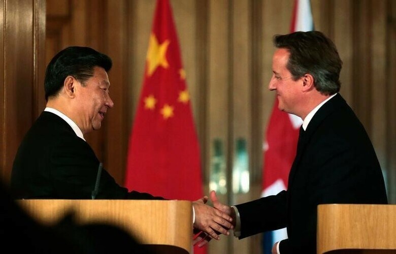 １０月２１日、英国訪問中の中国の習近平国家主席は、英原発に対する数十億ドル規模の投資で合意した。共同会見で握手する習主席とキャメロン英首相。（２０１５年　ロイター／ Suzanne Plunkett）