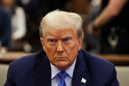 　トランプ前米大統領（写真）は１日、一族企業の不正で巨額の支払いを命じられた民事訴訟の判決を巡り、控訴に必要な保証金１億７５００万ドルを確保し、当局による資産差し押さえを回避した。ニューヨークで昨年１１月、代表撮影（２０２４年　ロイター）