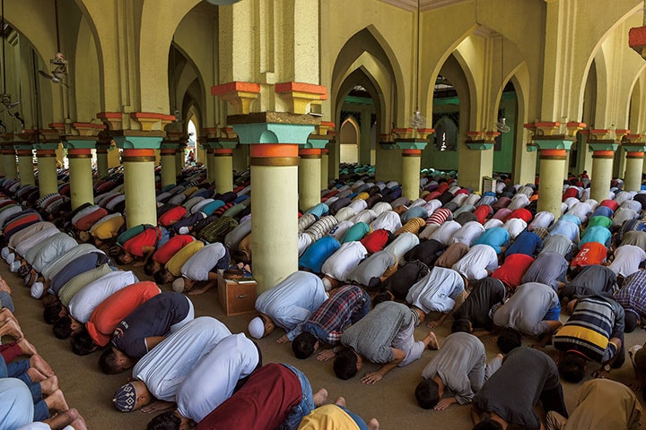 ラマダン入りの前日にモスクで礼拝を行うイスラム教徒（フィリピン）　Dondi R. Tawatao-REUTERS