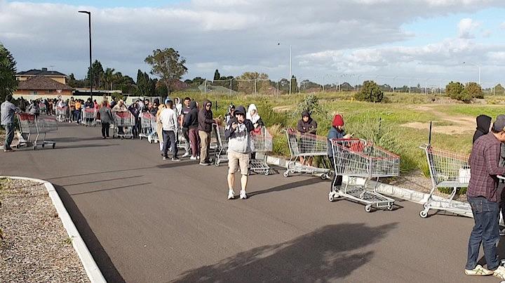 豪モリソン首相は15日、新型ウイルスの感染拡大を遅らせるため入国者全員に14日間の自主隔離を義務付けると発表した。写真はメルボルンのコストコに入店待ちをしている市民。　Richard Sharman via REUTERS