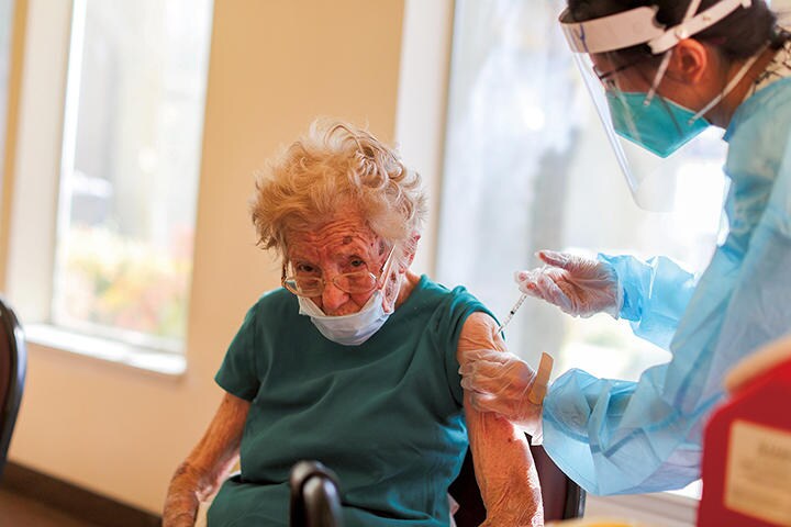 新型コロナのワクチン接種を受ける96歳の女性（カリフォルニア州）　LUCY NICHOLSON-REUTERS