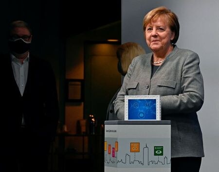 １２月１日、 ドイツのメルケル首相は新型コロナウイルス感染拡大を受け、世界的な勢力均衡はアジア諸国に一段と有利になるとの考えを示した。写真は同日、ペルリンでデジタル会合に出席するメルケル氏（２０２０年　ロイター／Tobias Schwarz）