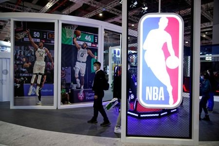 ２月２１日、中国のフィンテック大手アント・グループは、米プロバスケットボール協会（ＮＢＡ）の中国部門ＮＢＡチャイナと戦略提携したと発表した。写真は２０２０年１１月、上海で開かれたエキスポに掲示されたＮＢＡの看板（２０２３年　ロイター/Aly Song（