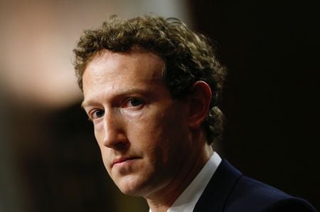 米メタ・プラットフォームズのマーク・ザッカーバーグ最高経営責任者（ＣＥＯ）は１１月の米大統領選を巡り、バイデン・トランプ両氏いずれも支持しないと述べた。今年１月、ワシントンで撮影（２０２４年　ロイター/Evelyn Hockstein）