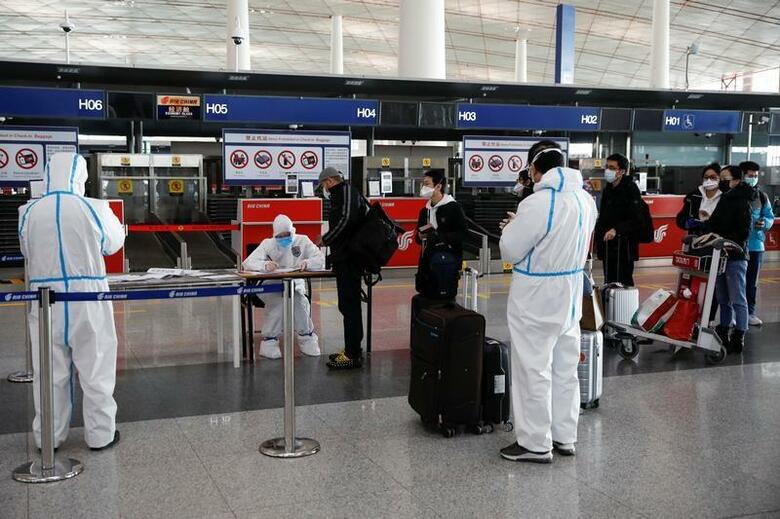 中国本土で新型コロナウイルスの新たな感染者が34人確認され、いずれも海外からの入国者だったことが分かった。写真は北京の空港で16日撮影（2020年　ロイター／Carlos Garcia Rawlins）