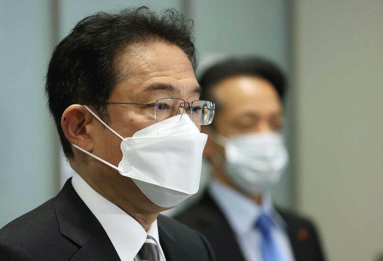 岸田文雄政権初の国政選挙となった参議院の静岡補選から一夜明けた25日、首相が2度現地入りしながら敗れたことに自民党内では動揺が広がった。写真は報道各社の取材に応じる岸田氏。25日午前、東京で撮影（2021年　時事通信）