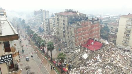トルコ南部のシリア国境近くで６日発生した大地震で、１０日時点で確認された両国の死者が２万３７００人を超えた。２０１１年に起きた東日本大震災・津波での死者・行方不明者の約２万２０００人を上回った。６日撮影。提供写真（２０２３年　ロイター/Ihlas News Agency (IHA) via REUTERS）