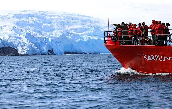 チリ南端から数百キロ、南極の端に位置するこの島の観測基地で、科学者が氷の採取に精を出している。２日、キングジョージ島の氷河を観測するチリ南極研究所の観測船（２０１９年　ロイター/Fabian Cambero）