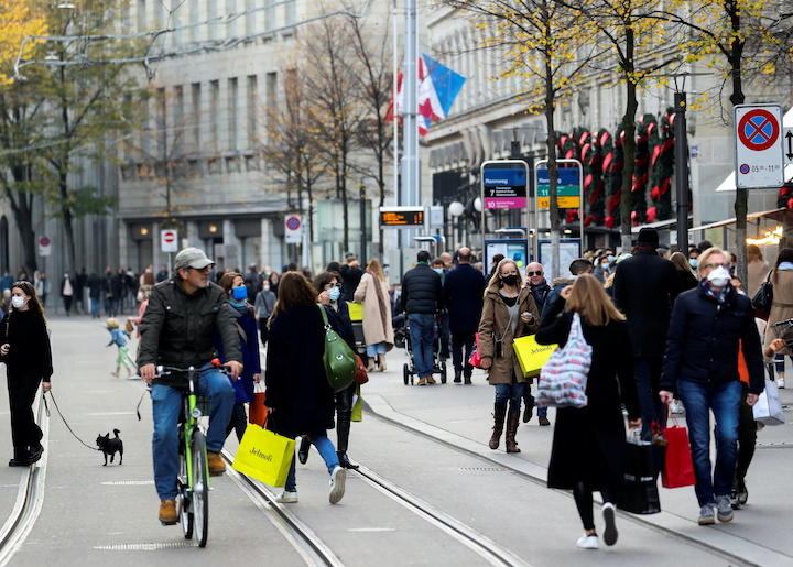 感染者急増で陽性率は5割超える他、いまだに一部ロックダウンにも踏み切らず（11月7日、チューリヒ）　Arnd Wiegmann-REUTERS