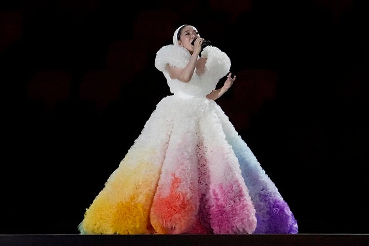 虹色の衣装で登場し、国歌斉唱するMISIA（2021年7月23日、東京五輪開会式）　USA TODAY USPW via REUTERS