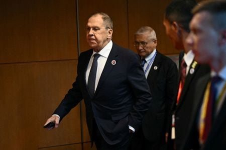 ロシアのラブロフ外相が１１日、北朝鮮に到着した。写真はマレーシア・クアラルンプールで１０日撮影（２０２５年　ロイター/MANDEL NGAN/Pool via REUTERS）