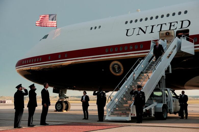 写真はカタール寄贈の大統領専用機から降りるトランプ大統領。サウスダコタ州エルスワース空軍基地で7月3日撮影。REUTERS/Kylie Cooper