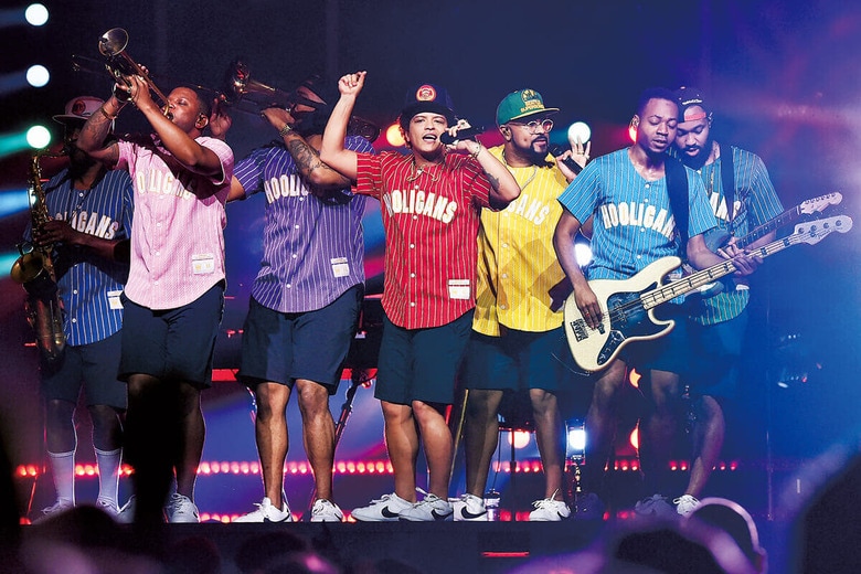 エルビスの物まねが出発点のマーズは希代のエンターテイナー（2017年｢24K Magicワールドツアー｣のニューヨーク公演にて）　THEO WARGO/GETTY IMAGES FOR ATLANTIC RECORDS