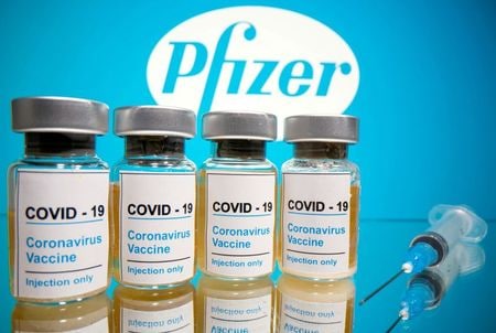 米製薬大手ファイザーは１８日、独バイオ医薬ベンチャーのビオンテックと共同開発する新型コロナウイルスワクチンの臨床試験で９５％の予防効果が確認され、重篤な副作用も見られなかったとする最終結果を発表した。写真はイメージ。１０月撮影（２０２０年　ロイター/DADO RUVIC）