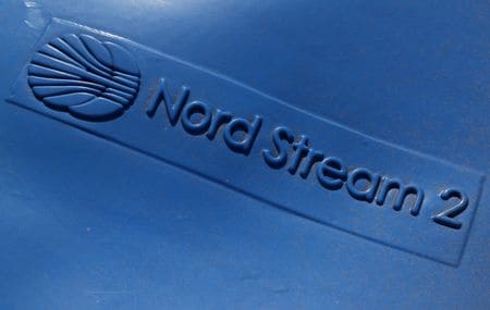 　３月３日、ドイツの経済・気候変動省は、バルト海のガスパイプライン「ノルドストリーム２」を通じたロシア産ガスの供給の可能性に関し、ロシアとは協議していないと説明した。写真はロシアとノルドストリーム２のロゴ。ロシアのキンギセップで２０１９年６月撮影（２０２５　ロイター／Anton Vaganov）