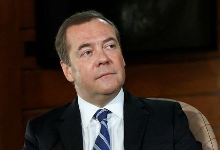 ロシア前大統領で、現在は安全保障会議の副議長を務めているドミトリー・メドベージェフ氏（写真）は、ロシア企業に対する西側諸国の制裁が政府に何らかの影響を及ぼすと考えるのは「愚か」との見方を示した。モスクワで１月撮影（２０２２年　ロイター／SPUTNIK）