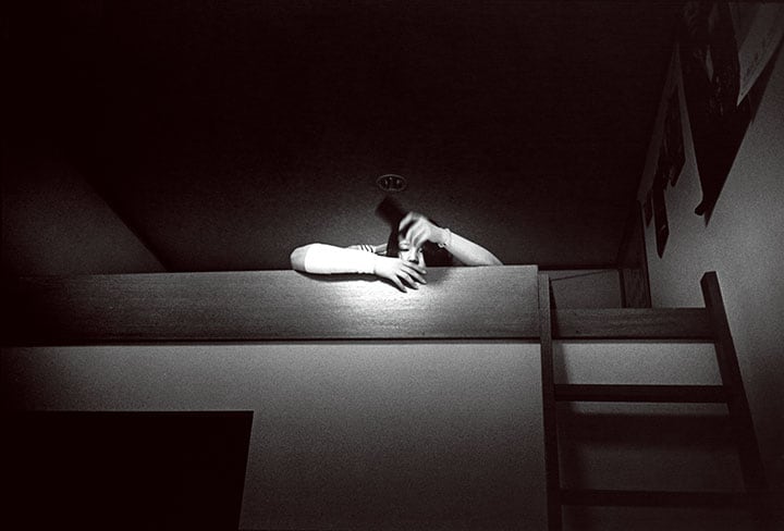 自室でくつろいだ様子を見せる「凪ちゃん」。右腕には、切り傷の出血を止める包帯が巻かれている