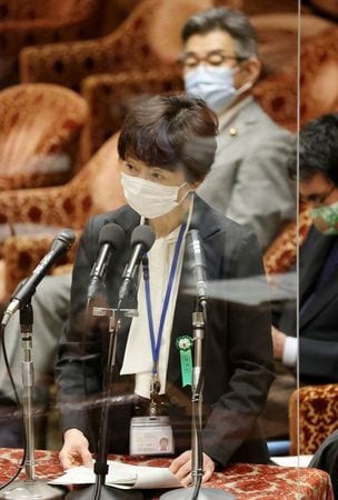 　２月２５日　菅義偉首相の長男正剛氏が勤める放送事業会社、東北新社から高額の会食接待を受けた山田真貴子内閣広報官は参考人として出席した衆院予算委員会で、首相が昨年出演した番組に関して、ＮＨＫ関係者に抗議の電話はしていないと語った。写真は衆院予算委員会で答弁する山田内閣広報官。２月２５日、国会内で撮影（２０２１年　時事通信）