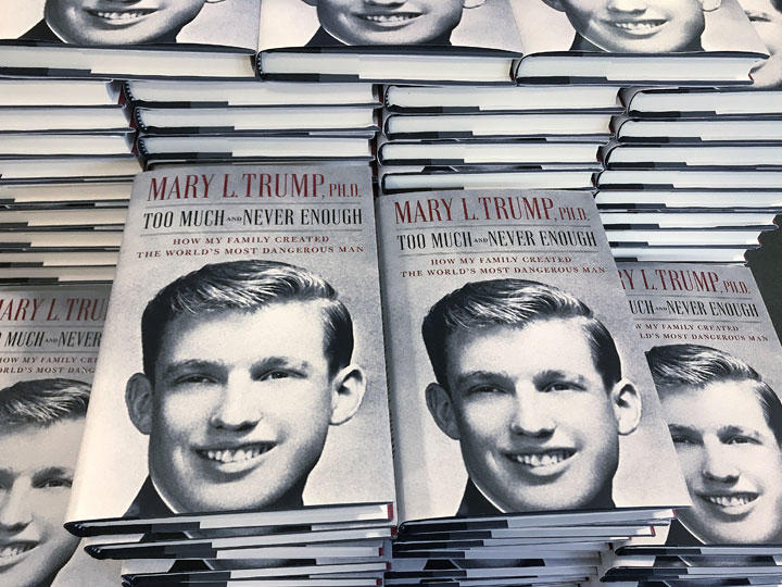 ニューヨークの書店に平積みされたメアリー・トランプの回想録　Carlo Allegri-REUTERS