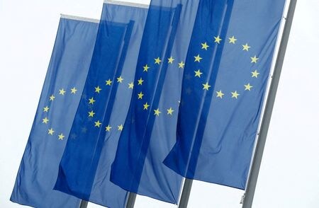 １２月４日、ハンガリーのオルバン首相は、ＥＵのミシェル大統領宛て書簡で、来週１４─１５日開催のＥＵ首脳会議ではウクライナの加盟交渉開始についていかなる決定も下さないよう要求した。写真はＥＵの旗。２０２０年７月、フランクフルトにあるＥＣＢ本部前で撮影（２０２３年　ロイター／Ralph Orlowski）