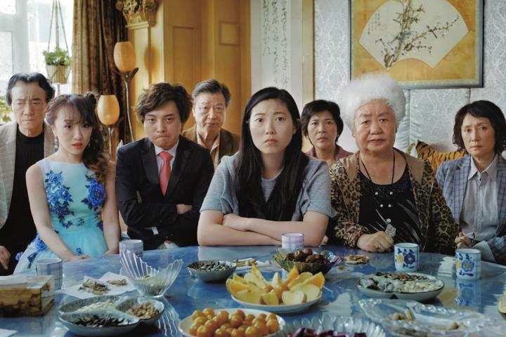 映画ではルル・ワン監督 (右ページ)の体験を元に、末期癌の祖母のために集まった一族の姿が描かれる  EVERETT COLLECTION/AMANAIMAGES