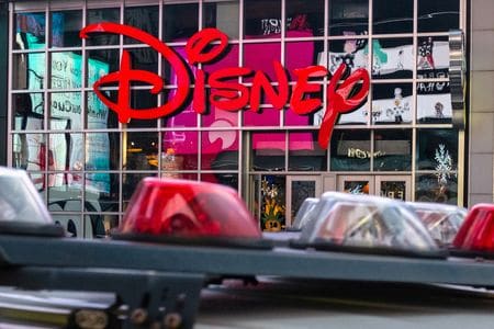 米司法省はウォルト・ディズニー、フォックス、ワーナー・ブラザース・ディスカバリーのメディア３社が計画しているスポーツ動画配信サービスを精査する方針だ。資料写真、２０１９年１２月撮影（２０２４年　ロイター／Nick Pfosi）