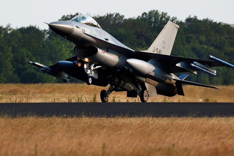 ドイツ空軍のF16戦闘機　Piroschka Van De Wouw - REUTERS
