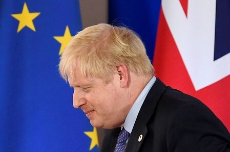 １０月１７日、ジョンソン英首相（写真）が欧州連合（ＥＵ）と合意した英ＥＵ離脱（ブレグジット）協定が発効すれば、メイ前首相の案に比べてＥＵとの経済障壁は高まり、国は貧しくなりそうだ。ブリュッセルで撮影（２０１９年　ロイター/Toby Melville）