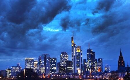 ドイツ商工会議所（ＤＩＨＫ）が５日公表した調査によると、世界経済が今後１年間で２０２０年と比べて改善するとみている独企業は１７％だったのに対し、悪化を予想する企業はこれを上回る２７％となった。フランクフルトの金融街、２月撮影。（２０２１年　ロイター/Kai Pfaffenbach）