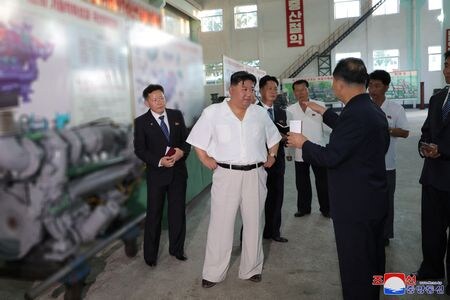 北朝鮮は９月２日未明に長距離巡航ミサイル２発を発射する「戦術核攻撃」訓練を実施した。国営の朝鮮中央通信（ＫＣＮＡ）が３日に伝えた。ＫＣＮＡは金正恩氏による船舶エンジン・軍需工場視察の写真を公開、３日にロイターが入手した。