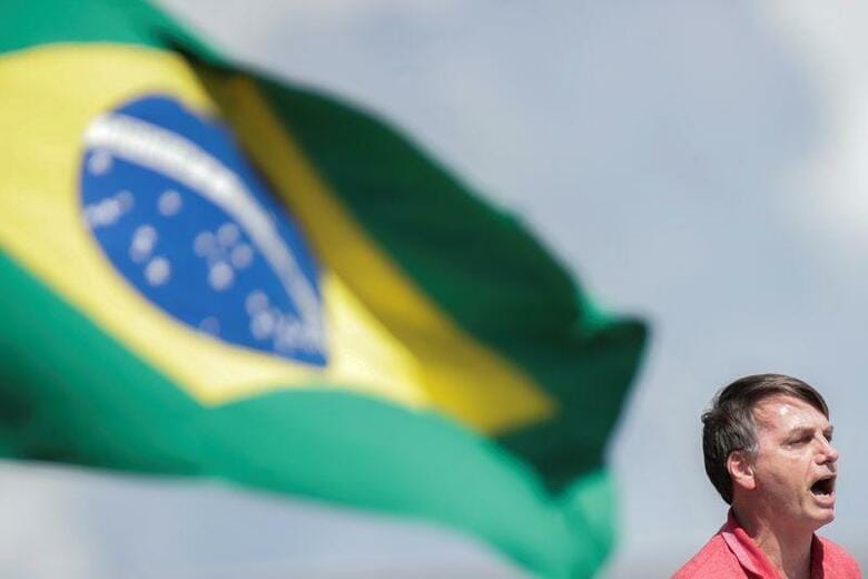 ブラジルのボルソナロ大統領は19日、集会に出席し、新型コロナウイルス感染拡大抑制策として行われているロックダウン（封鎖）を改めて攻撃した。写真は支持者を前に演説をするボルソナロ氏。4月19日、ブラジリアで撮影（2020年　ロイター/Ueslei Marcelino）