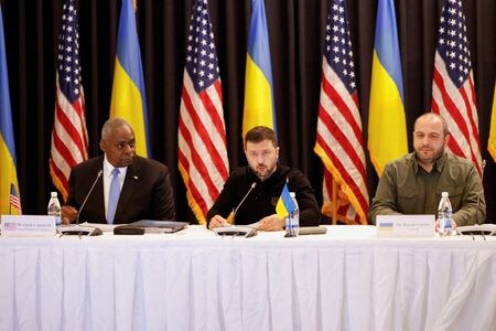 ９月６日、ウクライナのゼレンスキー大統領（中央）は、西側諸国に対しロシアが主張する「レッドライン（越えてはならない一線）」を無視し、ロシア領土攻撃のために長距離兵器の使用を認めるよう求めた。写真は同日、ラムシュタイングループの会合会場で撮影（２０２４年　ロイター/Heiko Becker）