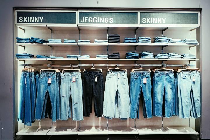 ジーンズに使われる合成染料には有害な化学物質が含まれている　IAN DENG/UNSPLASH