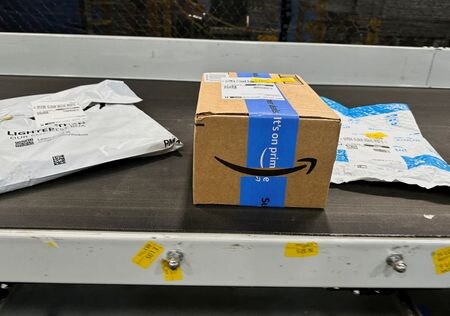 　米アマゾン・ドット・コムは、米郵政公社（ＵＳＰＳ）との配送事業契約の更新で合意に至らなかったことを受け、ＵＳＰＳ経由の商品配送を大幅に削減する計画だ。写真は２０２３年７月、ニューヨーク州メルビルにあるアマゾンの倉庫で撮影（２０２６年　ロイター／Soren Larson）
