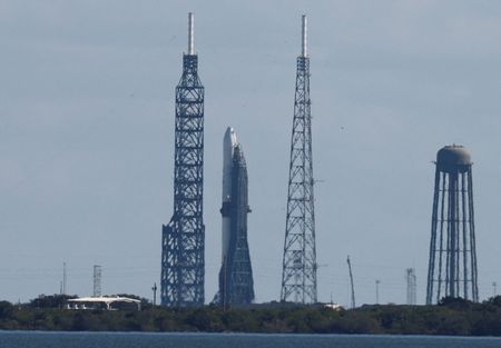 写真は宇宙企業ブルーオリジンのロケット。11月13日、フロリダ州ケープカナベラルで撮影。REUTERS/Joe Skipper