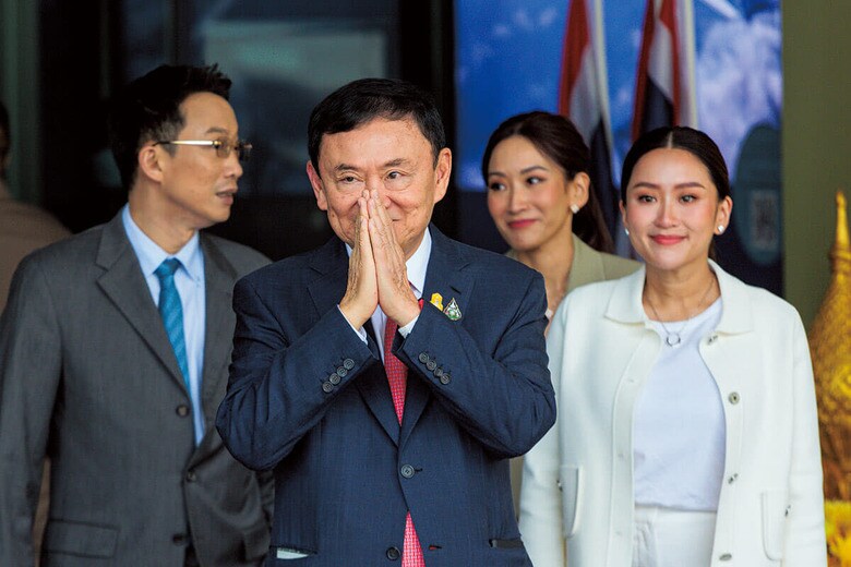 タクシンの人気と影響力は健在。右手前はぺートンタン（23年8月、バンコクの空港）　VARUTH PONGSAPIPATTｰSOPA IMAGESｰSIPA USAｰREUTERS