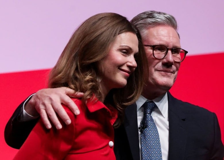 本人も妻（左）も「無料の品」をもらってひんしゅくを買っている　TEMILADE ADELAJAーREUTERS