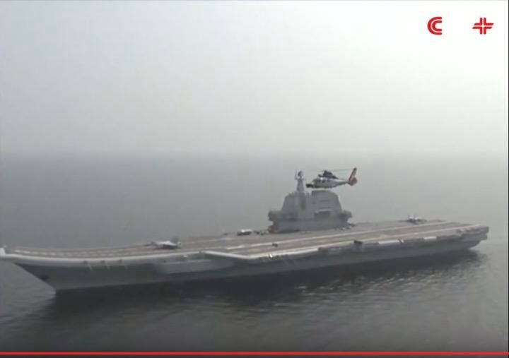 中国国営メディアによると、中国初の国産空母「山東」が、海軍に引き渡され、就役した。CCTV Video News Agency / YouTube