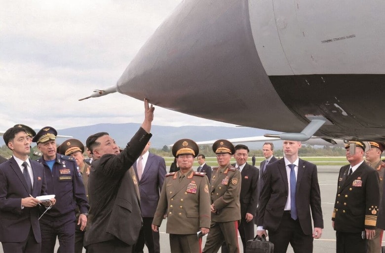 ロシアの極超音速ミサイルを視察する金正恩総書記（9月16日）　RUSSIAN DEFENCE MINISTRYーHANDOUTーREUTERS