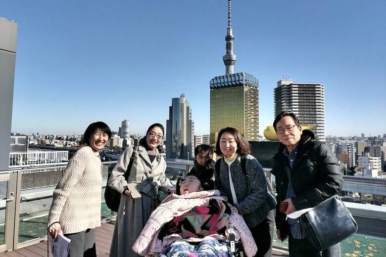 アパートメントホテル「MIMARU」に試泊する宿泊客とホテルスタッフ