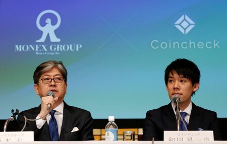 　４月６日、マネックスグループの松本大・最高経営責任者（写真左）は完全子会社化を決めたコインチェックについて「将来のＩＰＯ（新規株式公開）を目指す」と語り、外部資本の導入で財務基盤や経営に対するけん制機能の強化を図る考えを示した。写真右はコインチェックの和田ＣＥＯ（２０１８年　ロイター/Toru Hanai）