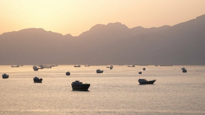 写真はホルムズ海峡を行き交う船舶。2026年5月1日、オマーン・ムサンダムで撮影。REUTERS