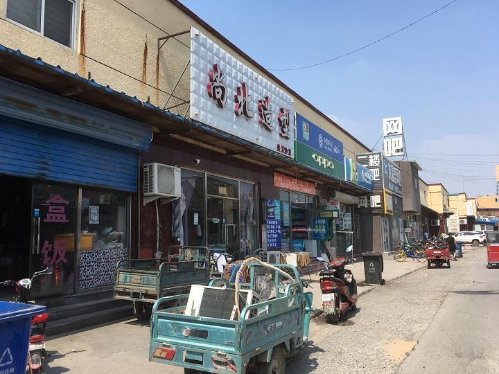 スラム街のなかの商店街。人が集まると誰かが食堂や商店を開いて儲けようとするたくましさは中国らしい（筆者撮影）