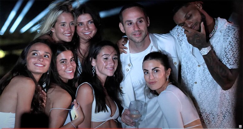 マイケル・ルービン（後列右から2人目）とパーティーに参加したセレブたち　Team Elite Productions-YouTube