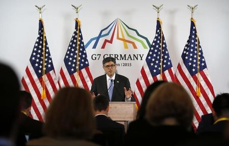 　５月２９日、Ｇ７財務相・中央銀行総裁会議ではギリシャ問題に関心が集まった。写真は記者会見に臨むルー米財務長官。ドレスデンで２９日撮影（２０１５年　ロイター／Fabrizio Bensch）